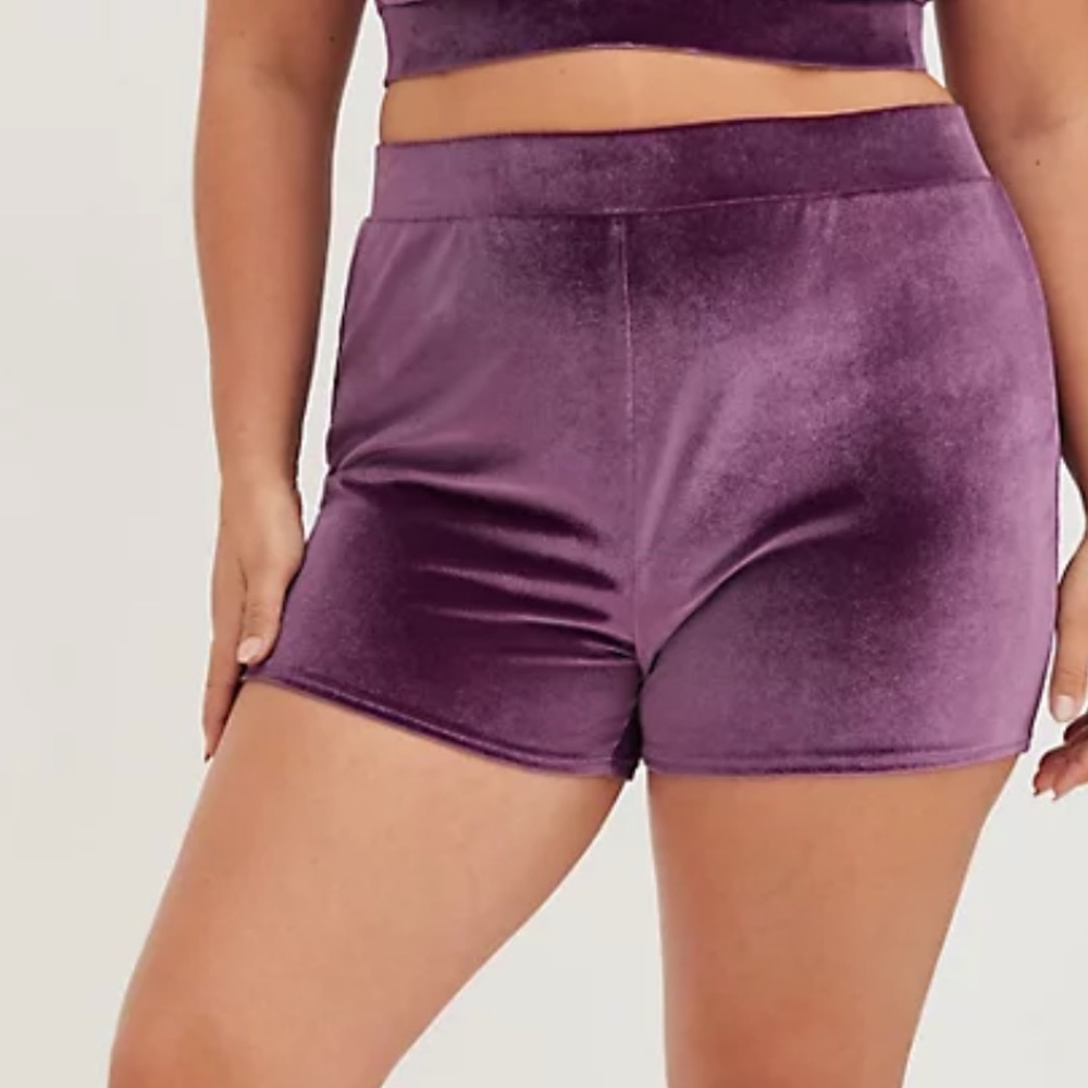 NWT TORRID 2 PIECE VELOUR LOUNGE SET W/ CROPPED TANK,HIGH RISE SHORTS - Picture 9 of 10